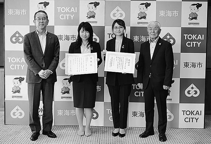 感謝状を贈った花田市長、加納部長、梅田係長、久野会長（左から）