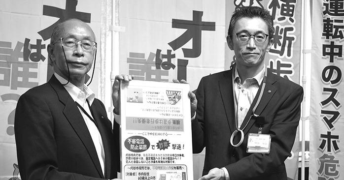 啓発はがきの内容を披露する太田会頭（左）と刈谷小山郵便局の岡田知広局長