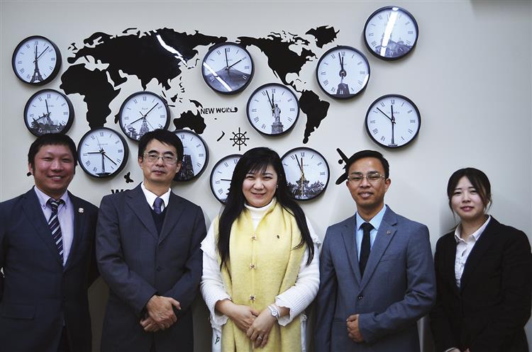「ＮＷ国際学院」の理事長となる大森社長（中央）、三木忠晴学院長（左から２人目）と運営スタッフ
