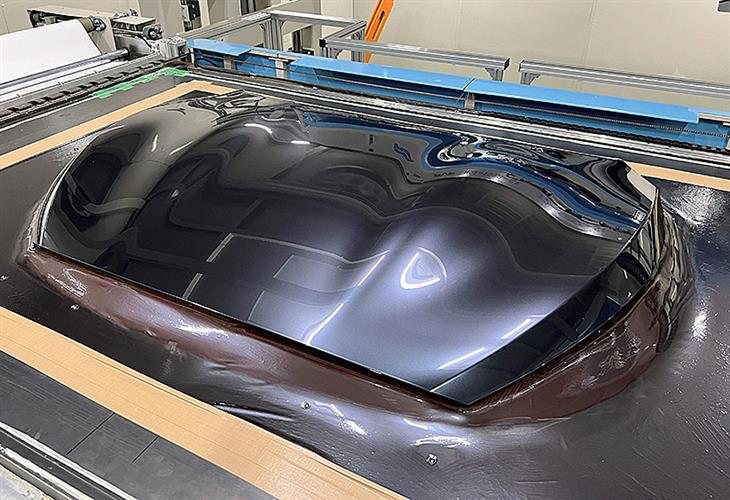 アイカ工業は、リサイクルしやすい自動車外装向け３次元加飾フィルムの開発を進める