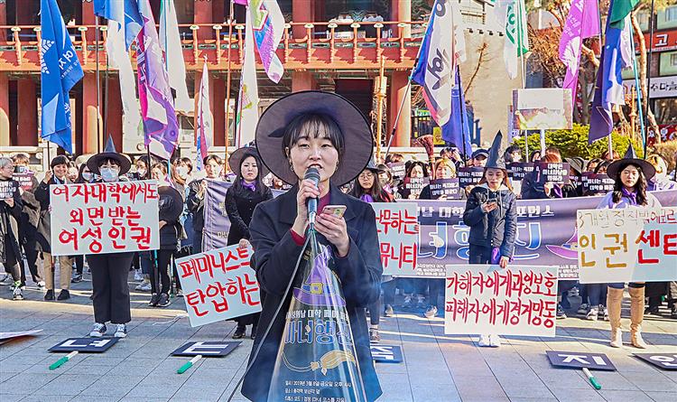 ２０１９年３月、ソウル市内で女性の権利向上を訴える、フェミスト団体の大学生たち（聯合＝共同）