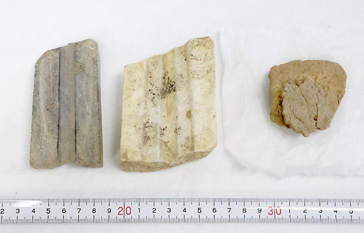 吉野ケ里遺跡から見つかった、蛇紋岩（左）や石英斑岩（中央）でできた鋳型、右は取瓶か「るつぼ」とみられる土器＝４日午後、佐賀市
