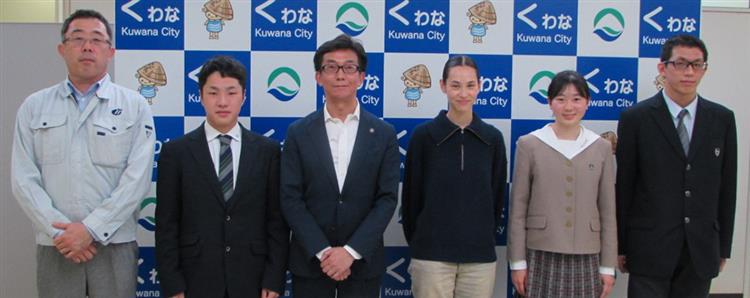 蛭川会長（左端）や水原さん（右から３人目）らが伊藤市長（左から３人目）を表敬した
