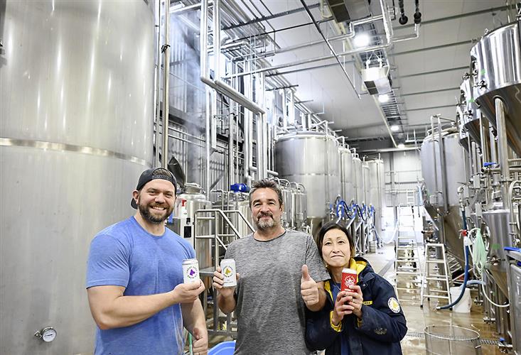 クラフトビール醸造所「グレートデーンブリューイング」のロブ・ロブレグリオさん（中央）と従業員ら＝仙台市